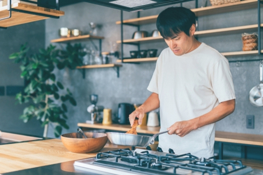 料理をする男性