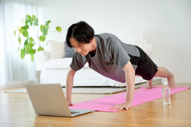 腕立てする男性