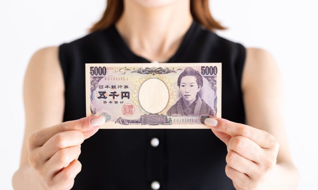 5000円札を持つ女性